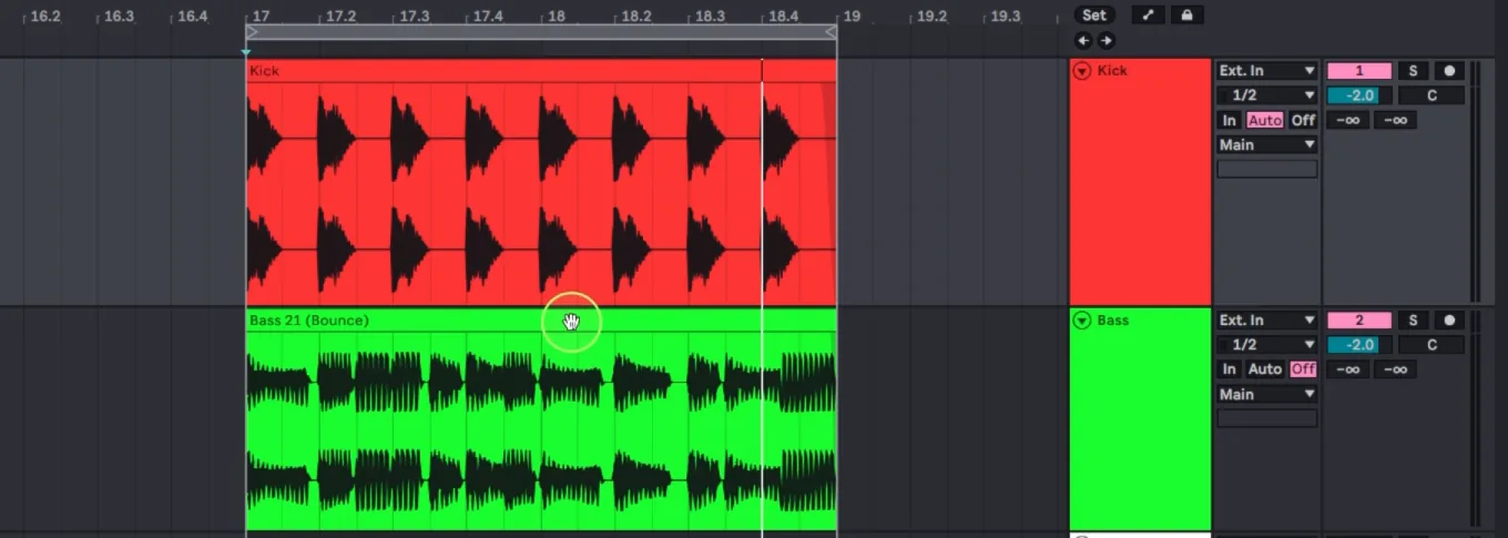 Kick- und Bass-Spur solo in der DAW, Kick in Rot und Bass in Grün, zwei Takte eines High-Tech-Minimal-Loops